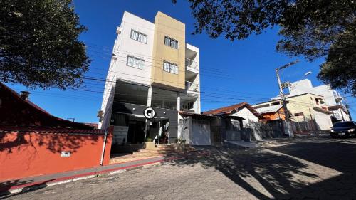 a building on the side of a street at Hotel APART Zuccolotto 101 in Aracruz