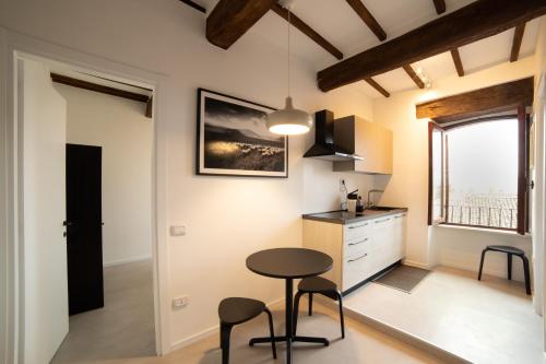 a kitchen with a table and chairs in a room at Appartamento centro storico Gubbio in Gubbio