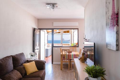 uma sala de estar com um sofá e uma mesa em Pearl of Nature: Serenity by the Sea em Azano