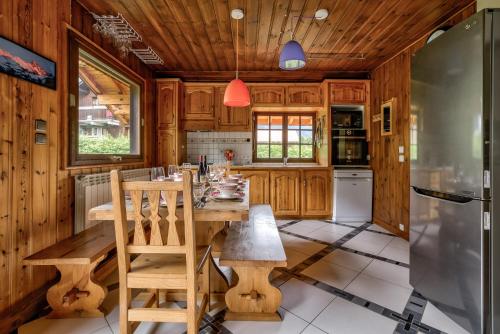 Imagen de la galería de CHALET Trois Bois - Alpes Travel - LES HOUCHES - sleeps 8, en Les Houches