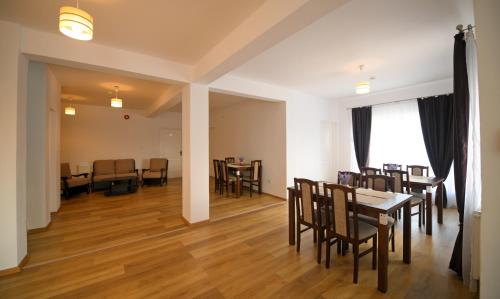 - une salle à manger avec une table et des chaises dans l'établissement Pensiunea HERA Hațeg, à Haţeg