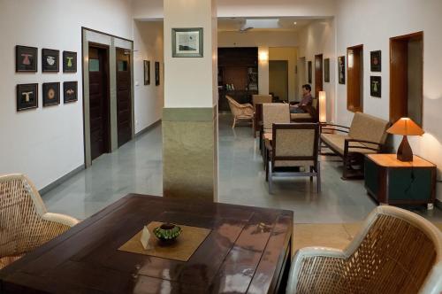 Coin salon dans l'établissement Atithi Guest House