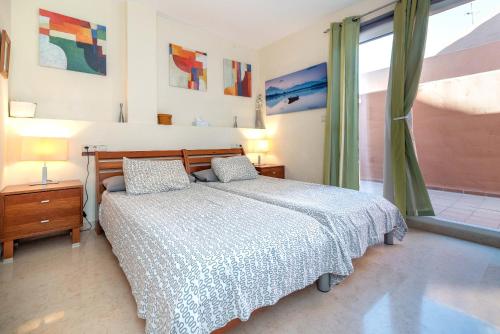 une chambre avec un lit et une fenêtre dans l'établissement Marbella Penthouse apartment, à Marbella