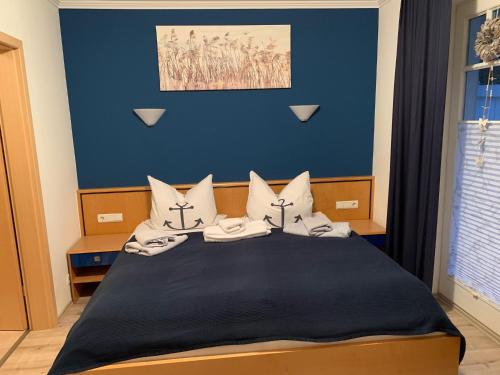sypialnia z łóżkiem z niebieską ścianą w obiekcie Düne 11 w mieście Binz
