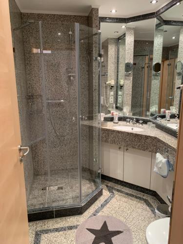 łazienka z prysznicem z gwiazdką na podłodze w obiekcie Düne 11 w mieście Binz