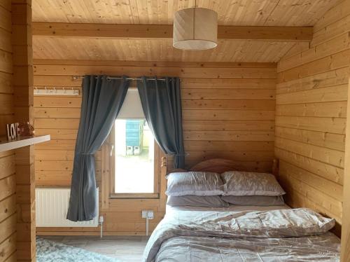 Postel nebo postele na pokoji v ubytování Cheerful Cozy Cabin in Countryside