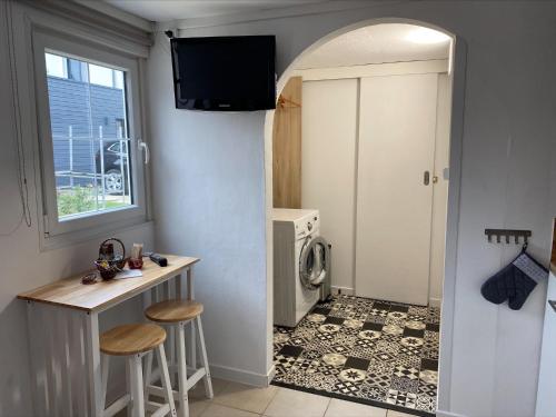 uma pequena cozinha com um lavatório e uma máquina de lavar roupa em Petite maison, quartier calme. em Bourges