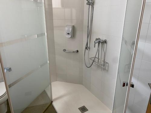 baño con ducha y puerta de cristal en Hostal Meson Pepa, en Logroño