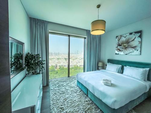 um quarto com uma cama grande e uma janela grande em STAY BY LATINEM Luxury 1 Bedroom Holiday Home G2 - 2726 near Burj Khalifa em Dubai