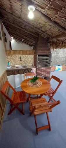 einen Holztisch und Stühle in einem Zimmer in der Unterkunft Vila dos Bangalôs in Barreirinhas