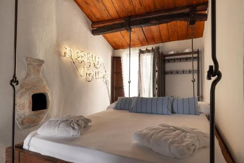 WUNDERGARTEN Private Home Spa في Gratteri: سرير عليه وسادتين في غرفة