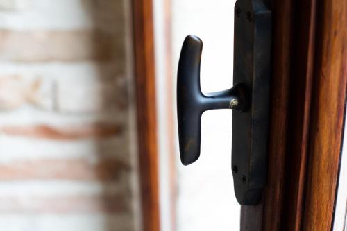 a black door handle on a window at Appartamento centro storico Gubbio in Gubbio