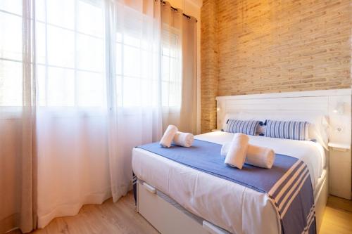 Postel nebo postele na pokoji v ubytování Fabie Triana Loft by Valcambre