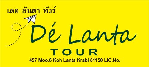 Un panneau indiquant que lancez une visite avec un cerf-volant dans l'établissement De​ Lanta place, à Ko Lanta