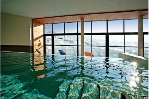 - une piscine dans un hôtel avec vue sur les montagnes dans l'établissement Haut Belle Plagne, vue montagnes, au pied des pistes, proche de l'ESF & espace piscine inclus, à Belle Plagne
