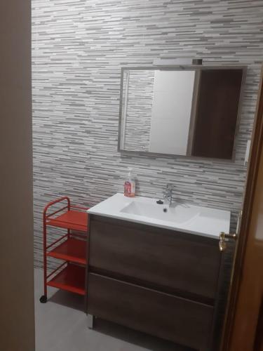 a bathroom with a sink and a mirror at Apartamento Sagunto frente a Renfe in Sagunto