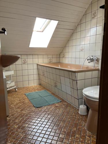 Fränkisch-CrumbachにあるMonteurzimmer Reuhl - Ferienwohnungen Rodensteinの浴槽、トイレ、洗面台を備えたバスルーム