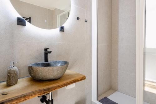 a bathroom with a sink and a mirror at Alex & Rine - Pension Zum Alten Strom in Warnemünde