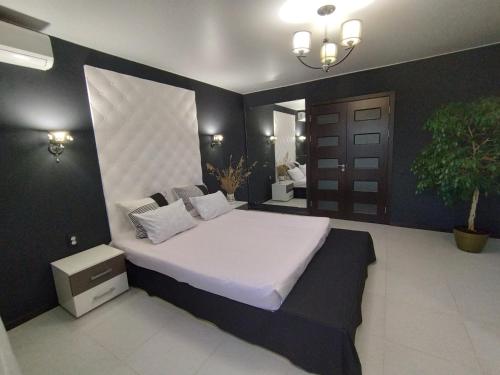 Ένα ή περισσότερα κρεβάτια σε δωμάτιο στο Sky the Apartment Centre