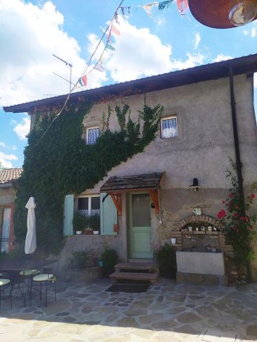 a building with a table and chairs in front of it at la corte dei cerri in Spervara