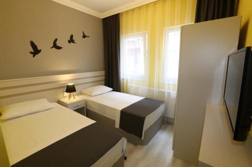 pokój hotelowy z 2 łóżkami i telewizorem w obiekcie Kaleroom EDİRNE w mieście Edirne