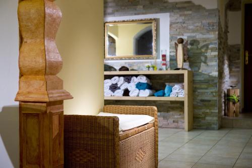 Habitación con espejo y estante con toallas en Hotel Wiesenegg, en Aurach bei Kitzbuhel