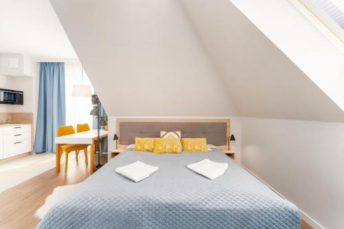 sypialnia z dużym łóżkiem z żółtymi poduszkami w obiekcie Bel Mare 420B by Renters w mieście Międzyzdroje