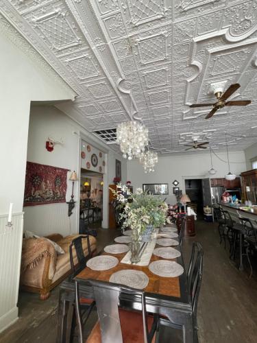Restaurace v ubytování Redefined Alchemy LLC
