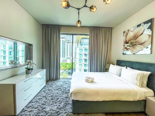 1 dormitorio con cama grande y ventana grande en STAY BY LATINEM Luxury Studio Holiday Home G2-2507 near Burj Khalifa, en Dubái