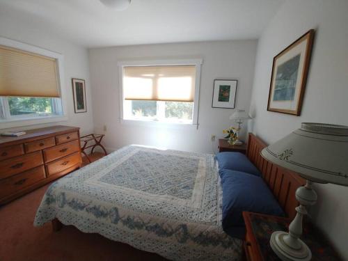 um quarto com uma cama, uma cómoda e uma janela em Spacious country retreat close to town and nature, Sylvana Farm VT em Montpelier