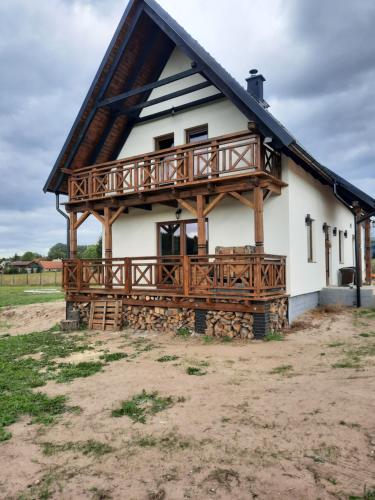Casa blanca grande con terraza grande en Mazurska Sielanka, en Orzysz