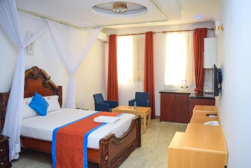 Cette chambre comprend un lit et un bureau. dans l'établissement Sheratton Beach Villagio, à Mombasa