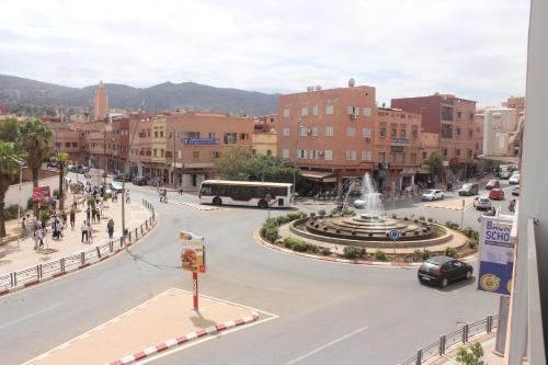 una strada cittadina con una fontana al centro di HOTEL PALACE AL SALAM , Beni Mellal a Beni Mellal