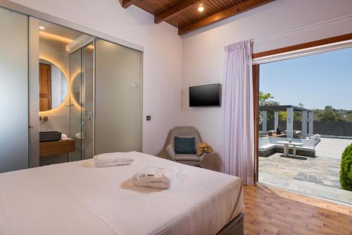 מיטה או מיטות בחדר ב-Azatis Luxury Villa