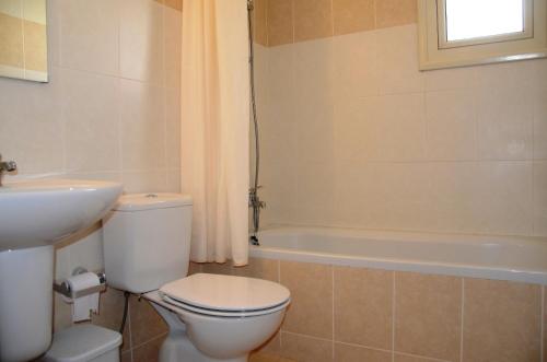 Ένα μπάνιο στο Top floor, 2 bedroom apartment Vanessa D204, FREE WIFI, village view
