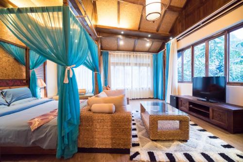Ein Bett oder Betten in einem Zimmer der Unterkunft The Ritz-Man Boutique Inn Lijiang
