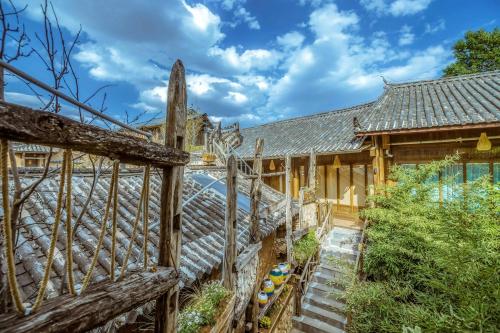 Ein Garten an der Unterkunft The Ritz-Man Boutique Inn Lijiang