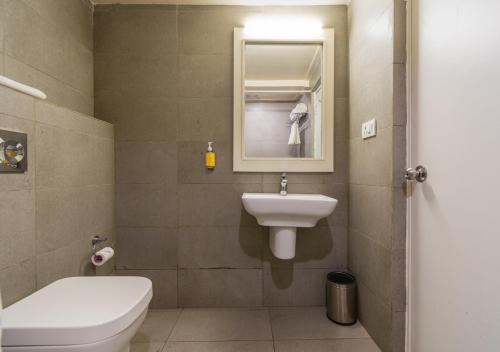 Ein Badezimmer in der Unterkunft Bloom Hotel - HITEC City