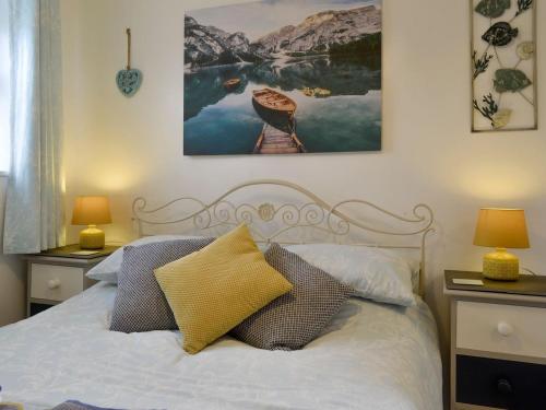 una camera con un letto con due lampade e un quadro di The Loft ad Amlwch