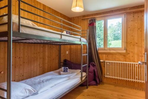 een kamer met 2 stapelbedden bij Apartment Mühlegaden 5.5 - GRIWA RENT AG in Grindelwald