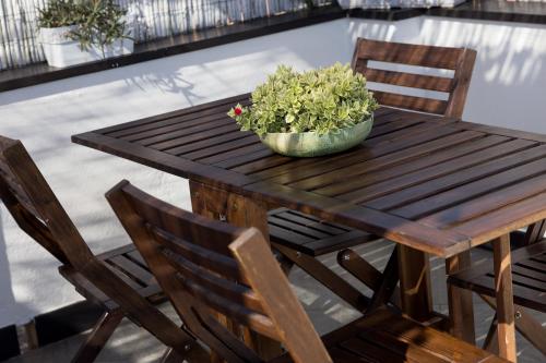 a wooden table with a potted plant on it at La mansarda sul Porto in Camogli