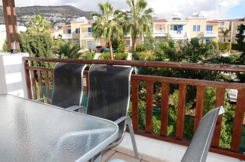 Μπαλκόνι ή βεράντα στο Top floor, 2 bedroom apartment Vanessa D204, FREE WIFI, village view