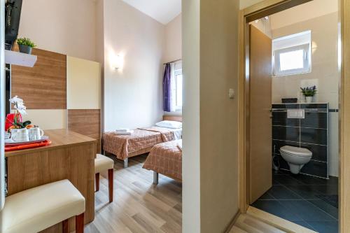 Habitación de hotel con baño y dormitorio en Argyruntum Apartments en Starigrad-Paklenica