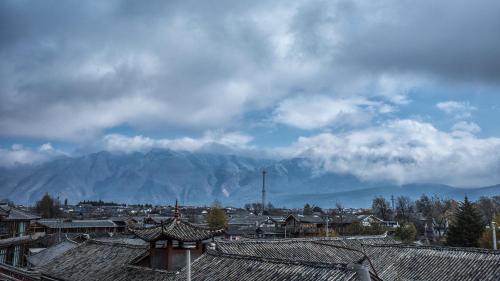 Ein allgemeiner Bergblick oder ein Berglick von der Pension aus