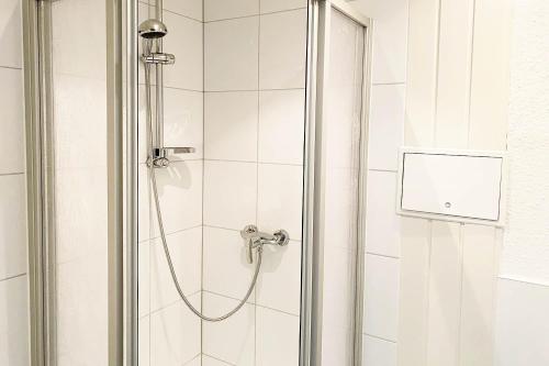 a shower with a hose in a bathroom at Perfekt für Monteure & Geschäftsreisende in Bitterfeld, Nähe Chemiepark & Industriegebiet in Bitterfeld