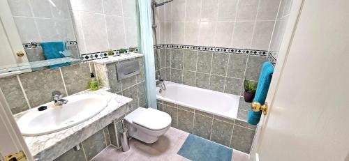 Ένα μπάνιο στο Holiday flat GOLDEN SANDS, 1 bedroom, livingroom, fast internet, balcony