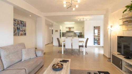 A kitchen or kitchenette at Modern 2 Bedroom Apartment 100 m From The Beach