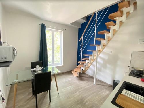 Televízia a/alebo spoločenská miestnosť v ubytovaní La Residence des Célestins - Appartement Duplex N14 - Centre Vichy