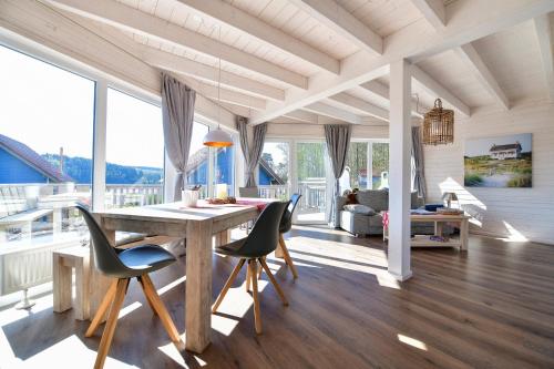 - une salle à manger avec une table et des chaises dans l'établissement Nordic Ferienpark Sorpesee (Sauerland), à Sundern