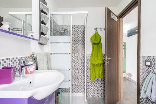 uma casa de banho com um lavatório e um chuveiro em Villa Vista Mare Cinisi em Cinisi
